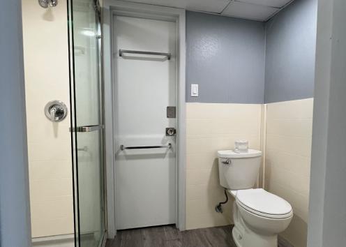 Image of a bathroom in Naismith 4-person split suite.