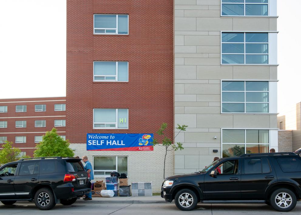 cars unloading outside Self Hall on Move-In Day