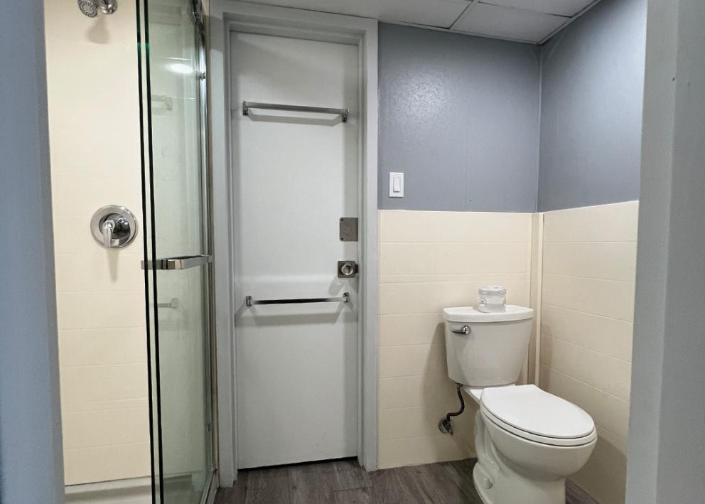 Image of a bathroom in Naismith 4-person split suite.